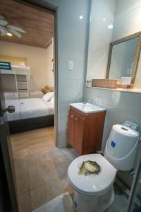 La salle de bains est pourvue de toilettes avec un crabe sur le siège. dans l'établissement MINCA Chunuu - glamping - coworking MINCA, à Minca