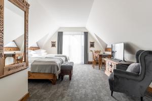 1 Schlafzimmer mit 4 Betten und einem Spiegel in der Unterkunft Aparthotel Białczański in Białka Tatrzańska