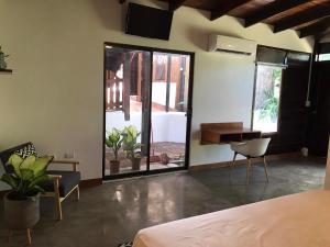 Afbeelding uit fotogalerij van La Buena Vida Cabinas in Playa Grande +14 foto's