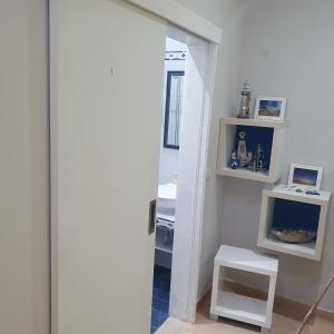 einen Flur mit Tür zu einem Zimmer in der Unterkunft Cantinho AZUL in Porto Santo