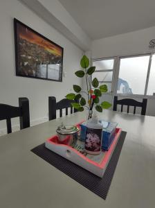 einen Tisch mit einem Tablett mit einer Vase darauf in der Unterkunft Los Nardos Duplex in San Salvador de Jujuy