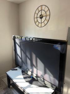 TV tai viihdekeskus majoituspaikassa Otay 2 bedroom condo