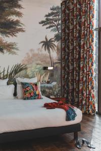 מיטה או מיטות בחדר ב-Hotel La Zoologie & Spa Bordeaux