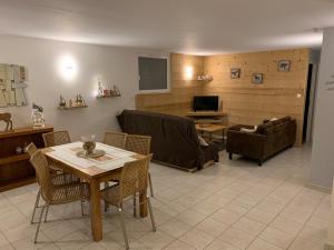 - un salon avec un canapé et une table dans l'établissement Appartement 6 pers - Les 4 Loups au pied des pistes, à Gérardmer