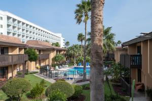 een uitzicht op de binnenplaats van een resort met een zwembad bij Tiki 259 in South Padre Island