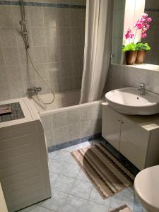 ein Badezimmer mit Waschbecken, Badewanne und Toilette in der Unterkunft Šarmantni apartman Malecka 2 in Zagreb