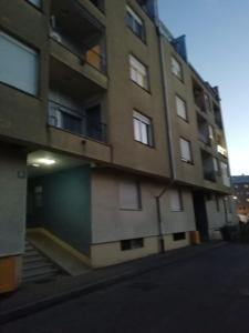 札格雷布的住宿－Šarmantni apartman Malecka 2，街道上带窗户的高公寓楼