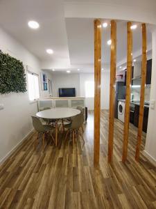 ein Esszimmer mit Tisch und Stühlen und eine Küche in der Unterkunft A Casa da Mila - Beach House in Costa da Caparica