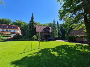 einen großen Hof mit einer Schaukel im Gras in der Unterkunft 4 Sterne-Haus am See in Waren (Müritz)