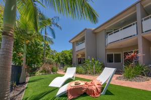 una casa con dos sillas de jardín delante en Noosa Sun - On the Noosa River, en Noosaville