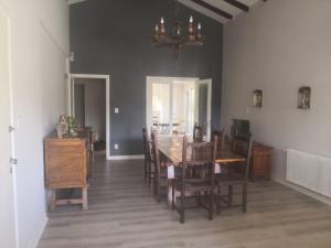 ein Esszimmer mit einem Holztisch und Stühlen in der Unterkunft El Descanso in Villa Giardino + 53 Fotos