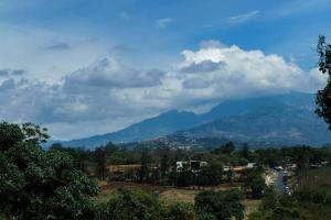 - une vue sur une chaîne de montagnes avec des nuages et des arbres dans l'établissement NAPPO Room 2 Alajuela, Heredia,SJO,5min from airport NO PARKING, à Guácima