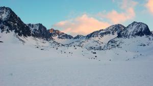 eine schneebedeckte Bergkette mit Bergen im Hintergrund in der Unterkunft NEUF & MODERNE 35m2 - 100 mètres des pistes de ski in Pas de la Casa