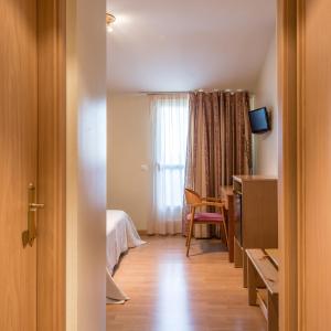 A television and/or entertainment centre at Hotel Ruta del Duero