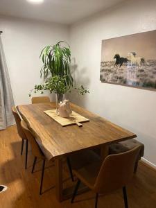 una mesa de madera con sillas y una planta. en Ranch Style Home w/ Bikes! Heart of Wine Country, en Solvang