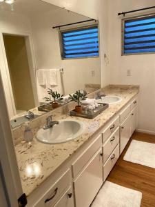 Bathroom sa Ranch Style Home w/ Bikes! Heart of Wine Country