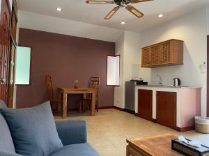 Kuchyň nebo kuchyňský kout v ubytování The Pace Phuket Boutique Resort