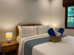 Postel nebo postele na pokoji v ubytování The Pace Phuket Boutique Resort