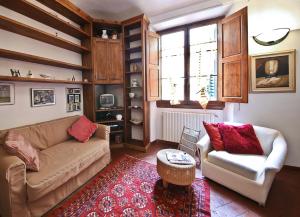 フィレンツェにあるApartments Florence - Via Pergola Mariaのリビングルーム(ソファ、椅子、テーブル付)