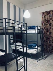 ナポリにあるDama HostelBBの二段ベッド3組とランプが備わるお部屋