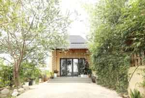 una casa con una pasarela que conduce a la puerta principal en DaLaHa en Da Lat