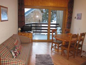 a living room with a couch and a table at Residenz Montfort E4 SIVI100 in Siviez