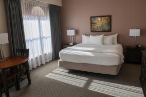 Säng eller sängar i ett rum på Lone Tree Golf Club and Hotel