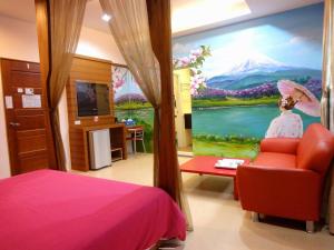 a bedroom with a painting of a woman with an umbrella at 船屋親子特色民宿Ship House in Xiaoliuqiu