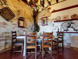 Corregidora 12 في سان كريستوبال دي لاس كازاس: غرفة طعام مع طاولة وكراسي