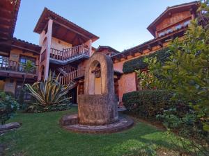 uma casa grande com uma fonte no quintal em Hotel Casavieja em San Cristóbal de Las Casas