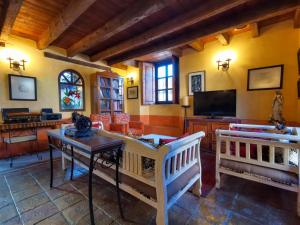 a living room with a table and a tv at Hotel Casavieja in San Cristóbal de Las Casas