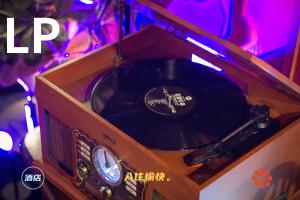 un tocadiscos con un disco negro encima en Shourin Hotel Cheonan by Aank, en Cheonan