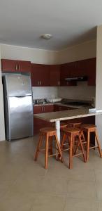 Η κουζίνα ή μικρή κουζίνα στο Tonsupa Marina Grande Departamento 5A