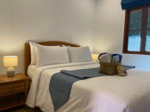 Postel nebo postele na pokoji v ubytování The Pace Phuket Boutique Resort