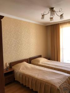 een hotelkamer met 2 bedden en een raam bij Romance Splendid Apartment in Sveti Konstantin