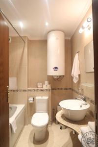 łazienka z białą toaletą i umywalką w obiekcie Romance Splendid Apartment w miejscowości Sweti Konstantin i Sweta Elena