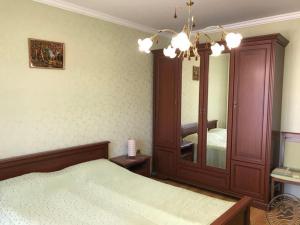 ein Schlafzimmer mit einem Bett und einem großen Spiegel in der Unterkunft Romance Splendid Apartment in Sweti Konstantin