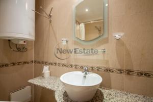 ein Bad mit einem Waschbecken und einem Spiegel in der Unterkunft Romance Splendid Apartment in Sweti Konstantin