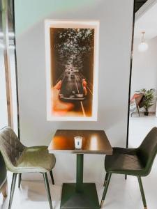 a coffee table and two chairs in a room at بست نايت للاجنحة الفندقية in Jeddah