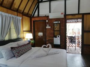 Postel nebo postele na pokoji v ubytování Api-api Eco Chalet + 37 fotografií