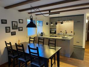 eine Küche und ein Esszimmer mit einem Tisch und Stühlen in der Unterkunft Apartment Lauber, Haus Wichje A, Zermatt in Zermatt