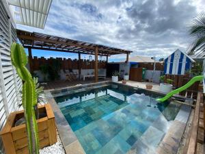 - une piscine avec un cactus sur le toit dans l'établissement Maison TONGA piscine /jacuzzi chambre de luxe, à Saint-Pierre