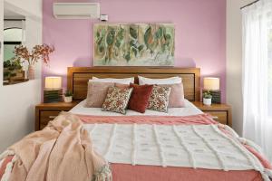 Villa Blue - Coastal Family Escape في بالم كوف: غرفة نوم بسرير ابيض كبير مع مخدات
