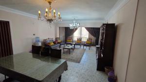 A seating area at شقة مكرم عبيد للعائلات B 20