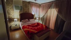 A bed or beds in a room at شقة مكرم عبيد للعائلات B 20