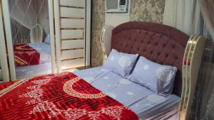 A bed or beds in a room at شقة مكرم عبيد للعائلات B 20
