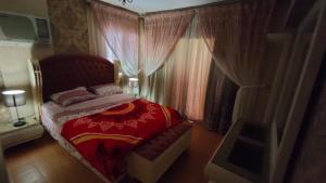 A bed or beds in a room at شقة مكرم عبيد للعائلات B 20