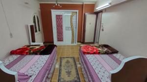 A bed or beds in a room at شقة مكرم عبيد للعائلات B 20