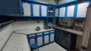 A kitchen or kitchenette at شقة مكرم عبيد للعائلات B 20