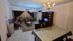 A television and/or entertainment centre at شقة مكرم عبيد للعائلات B 20